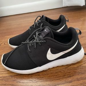 Nike roshe sneakers
